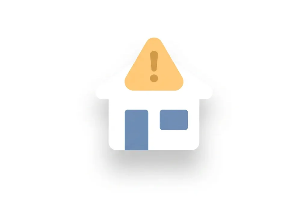 Minimalistisch flat design icoon van wit huis met amber waarschuwingsdriehoek, blauwe deur en ramen, zachte schaduw.