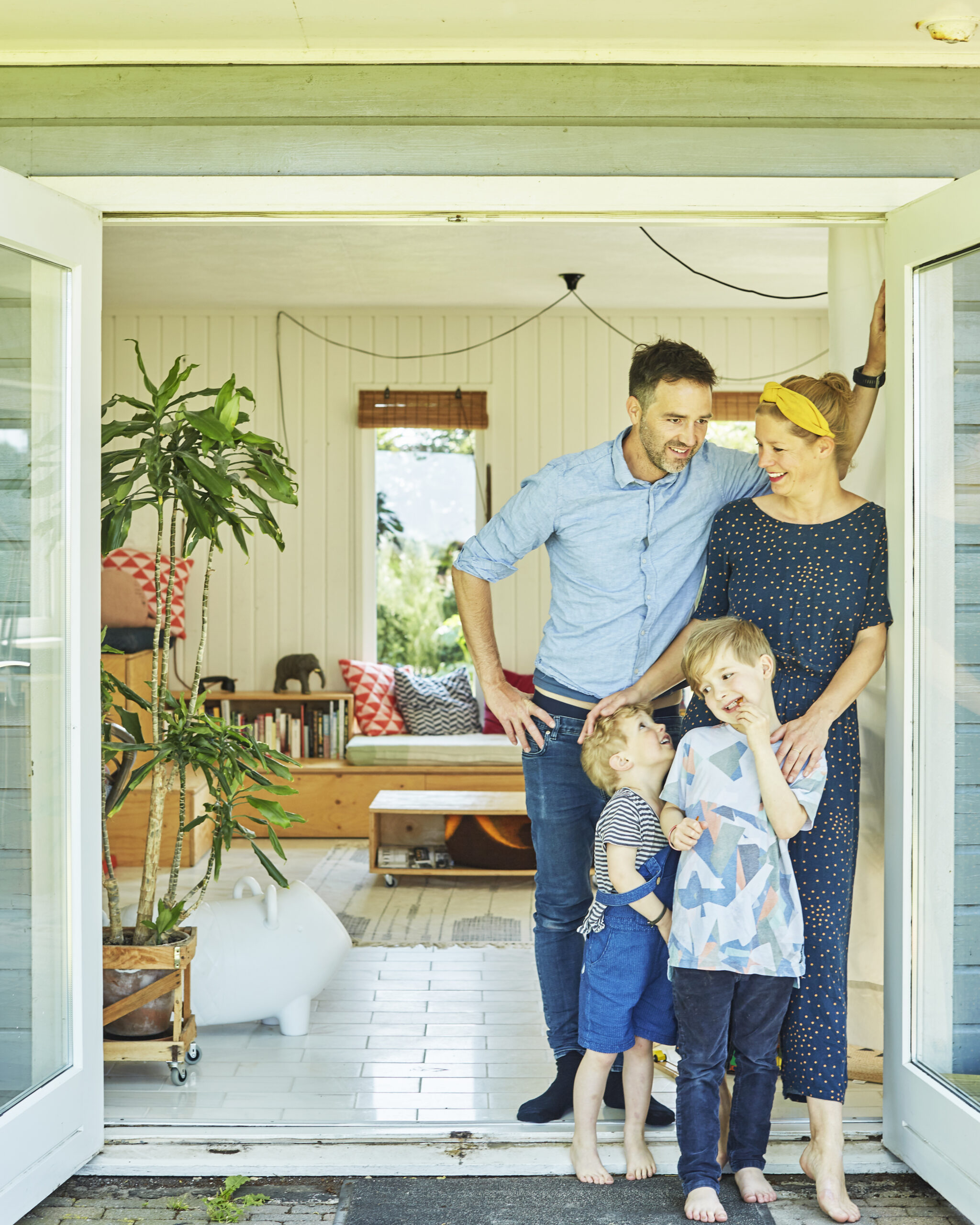 Marielle y su familia en la puerta de una casa de vacaciones de Familie Buitenhuys